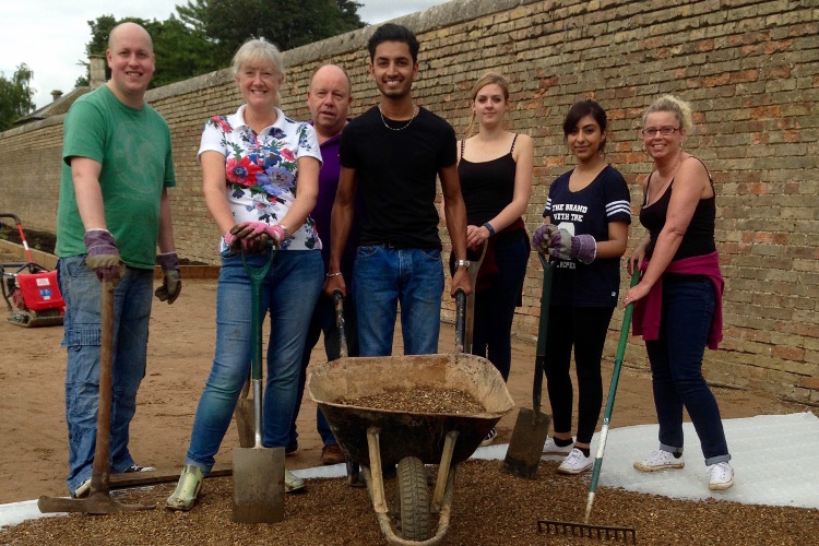 Volunteers laying Nidagravel 130 Gravel Grids